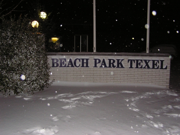 De ingang van het park met sneeuw